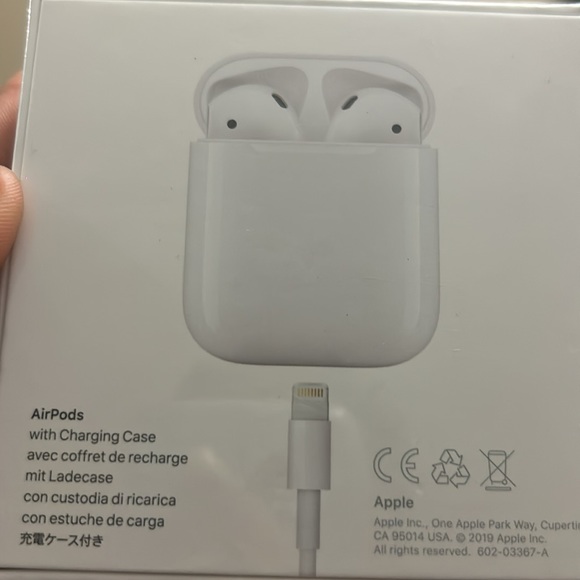 AirPod 2nd generation with charging case - Picture 2 of 3